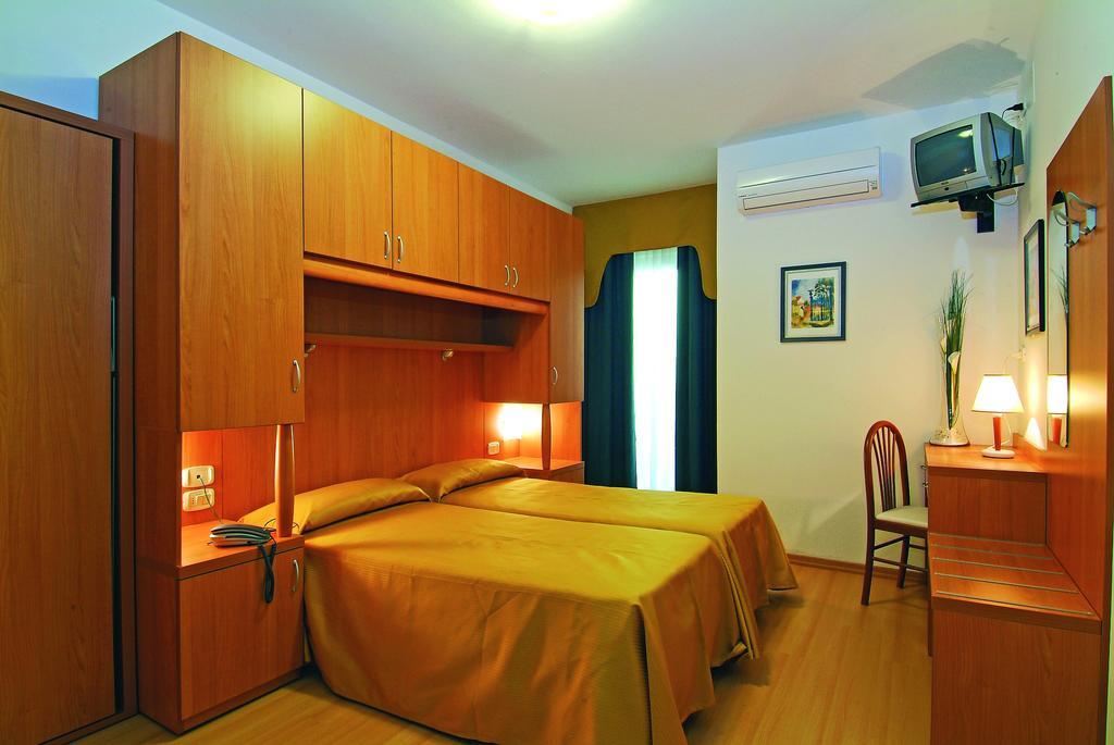 Hotel Garni Losanna Μπιμπιόνε Δωμάτιο φωτογραφία